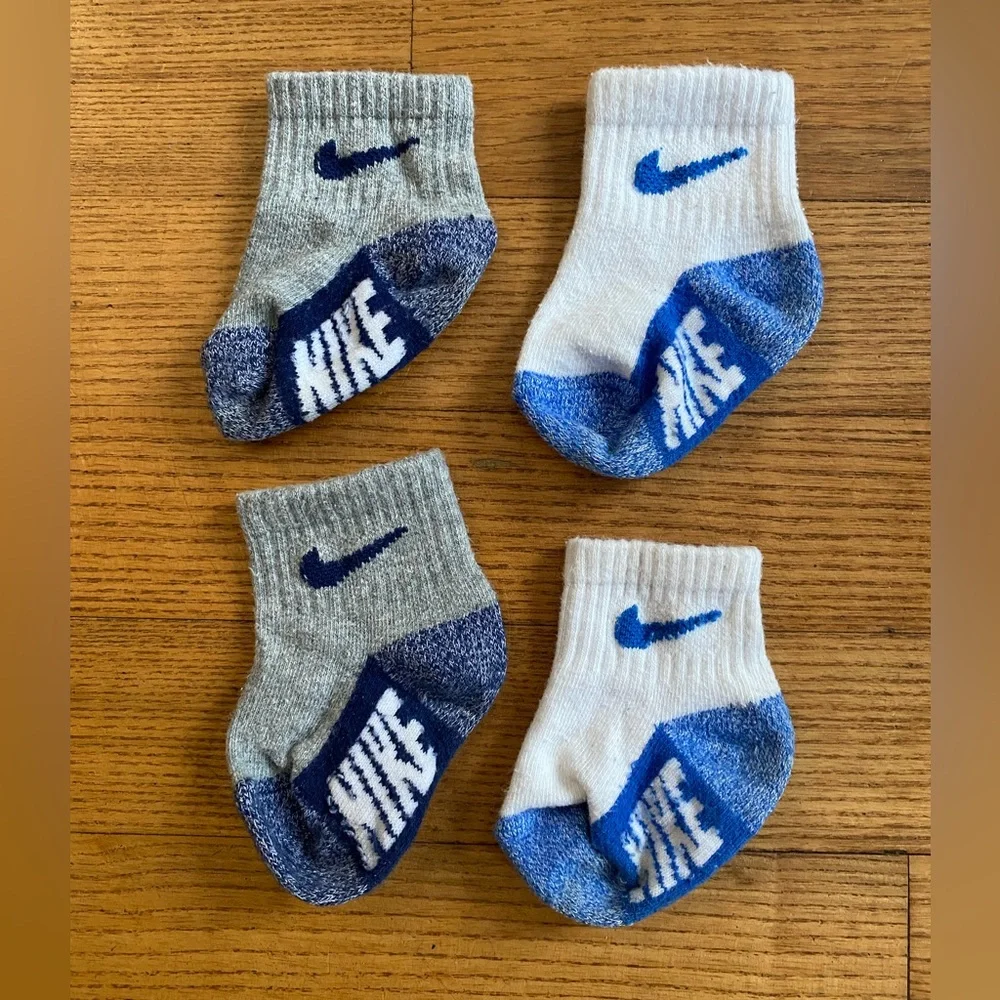 Nike Baby/ Infant 2 PAIRS of Socks in White, Gray and Navy